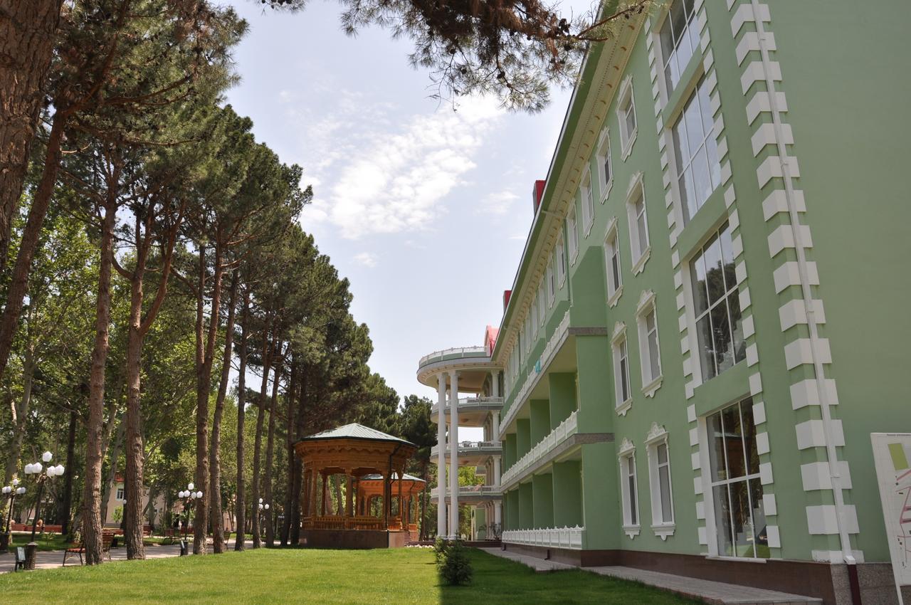 Bahoriston Hotel Guliston Exterior photo